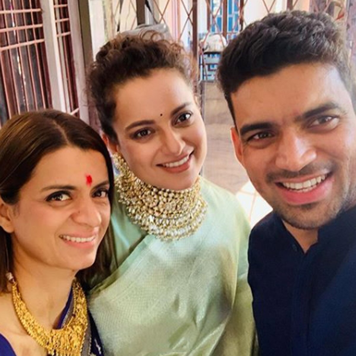 कंगना संग रंगोली और उनका भाई