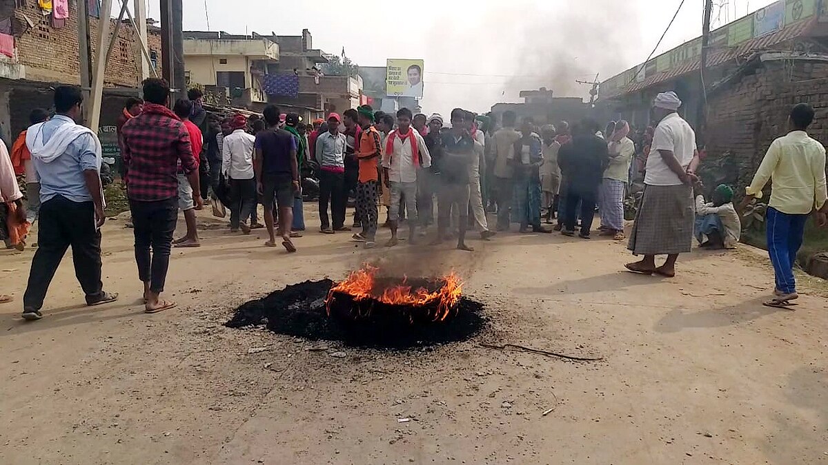 पटना के मनेर में दीवार पर प्लास्टर को लेकर हुआ खूनी संघर्ष. 