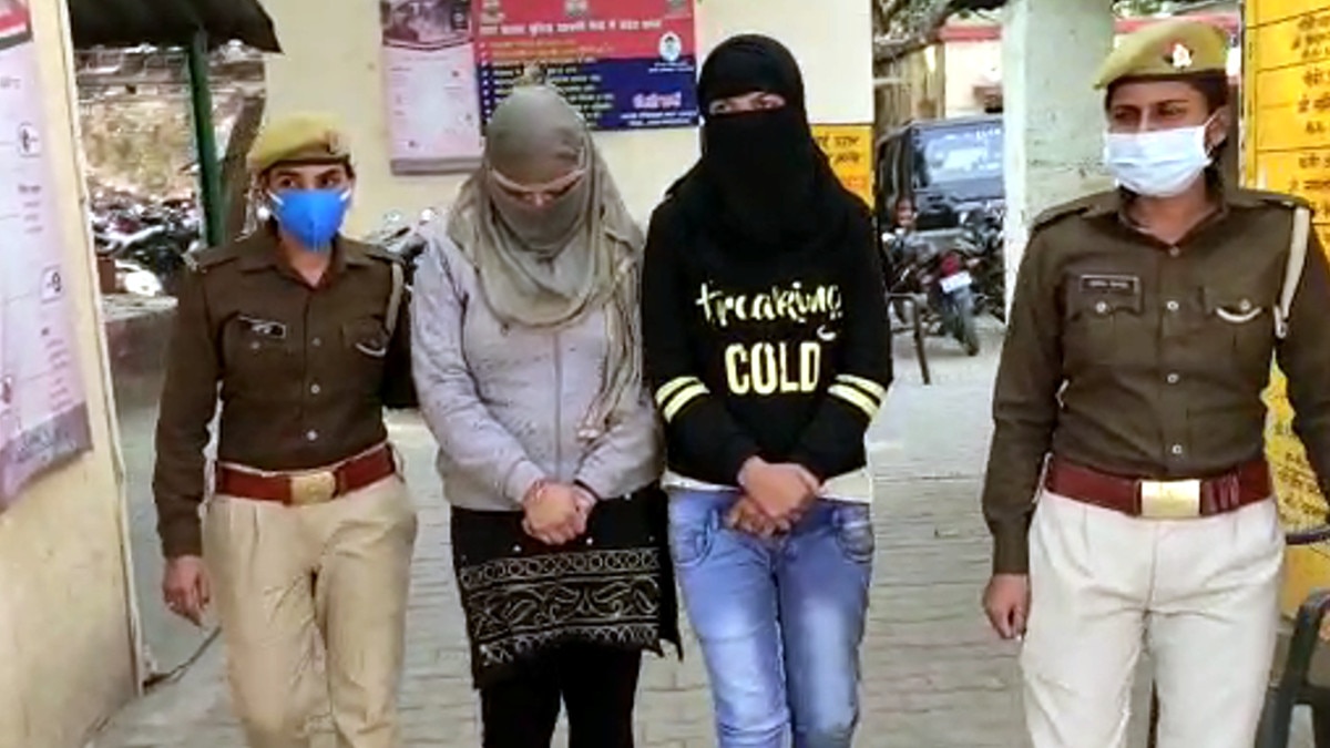 दो सहेलियों की दोस्‍ती से हैरान पुलिस, एक को परिजनों ने डांटा तो दूसरी भी साथ भागी 