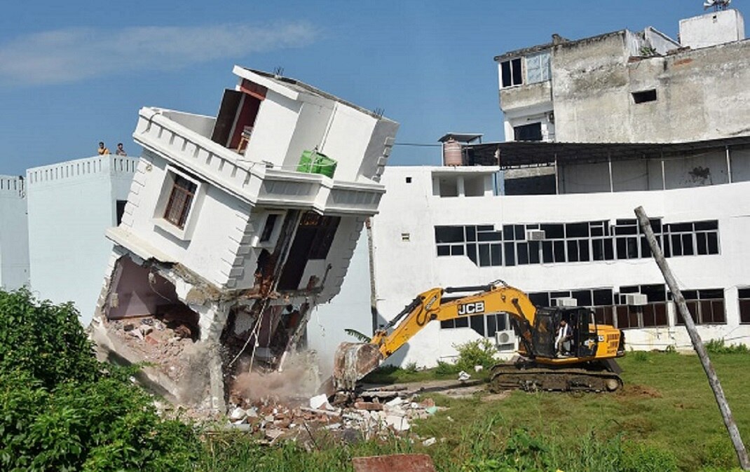 मुख्तार अंसारी के साथ-साथ उनके परिवार वालों की संपत्ति पर भी गाज गिरी है