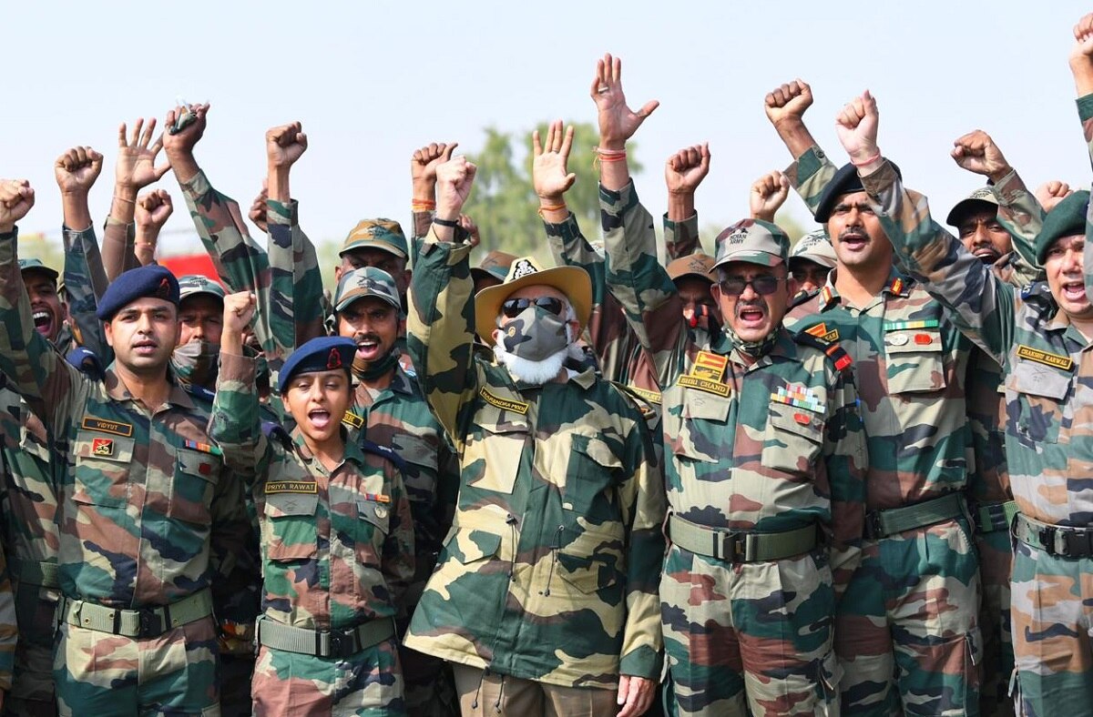 जवानों के बीच पीएम मोदी की दिवाली