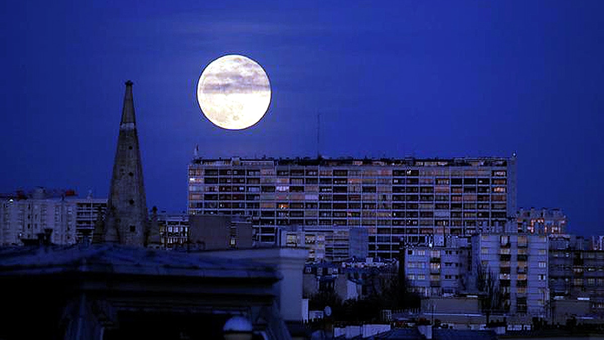 Full Moon and penumbral lunar eclipse