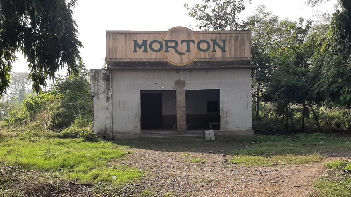 सरकार की उदासीनता के चलते पड़ गये ताले.