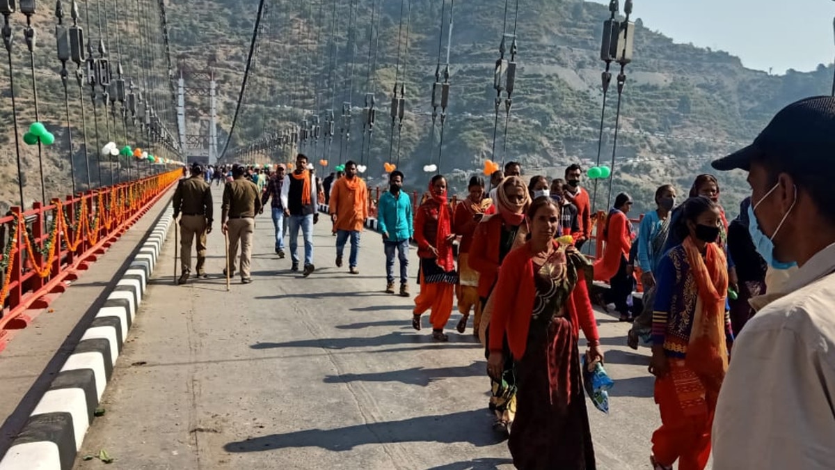 विश्व प्रसिद्ध टिहरी झील पर बना देश का सबसे बड़ा मोटरेबल झूला पुल, सीएम रावत ने किया उद्घाटन.