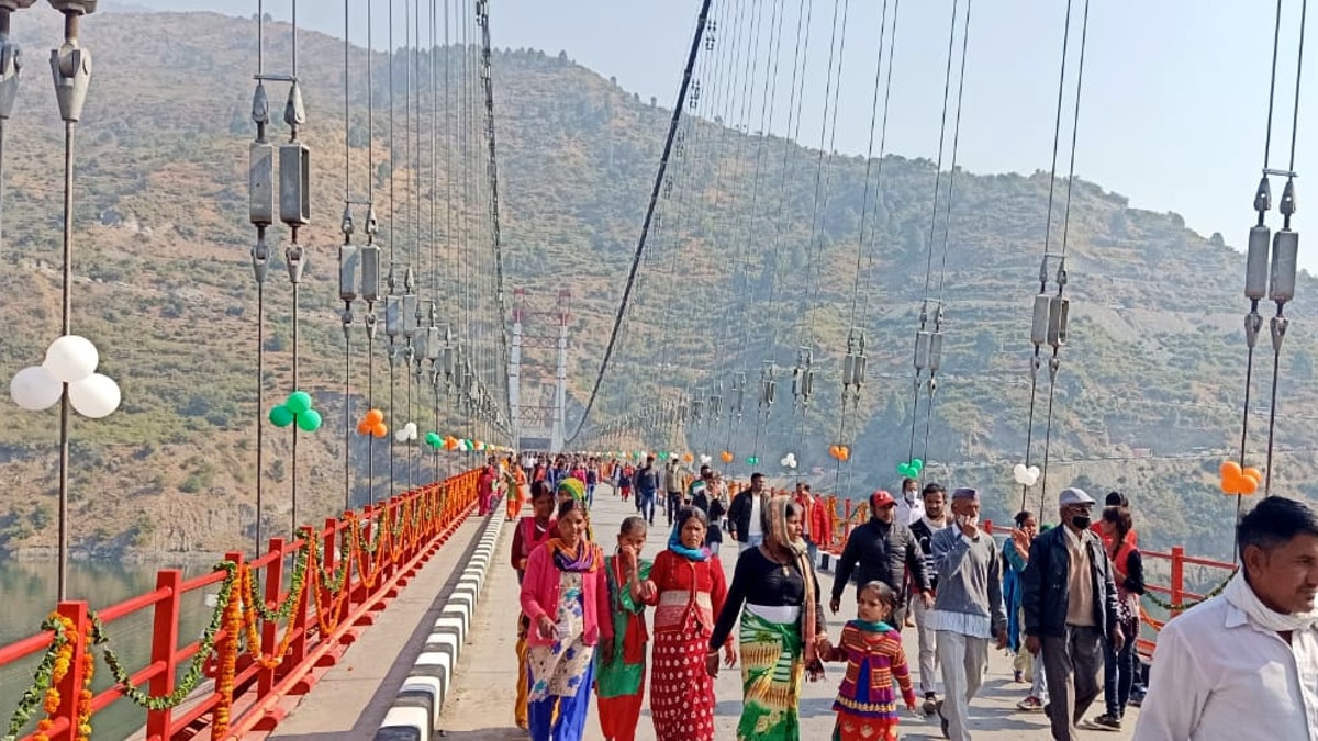 विश्व प्रसिद्ध टिहरी झील पर बना देश का सबसे बड़ा मोटरेबल झूला पुल, सीएम रावत ने किया उद्घाटन.