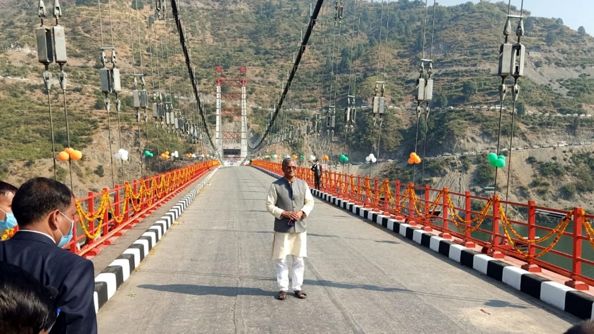 विश्व प्रसिद्ध टिहरी झील पर बना देश का सबसे बड़ा मोटरेबल झूला पुल, सीएम रावत ने किया उद्घाटन.