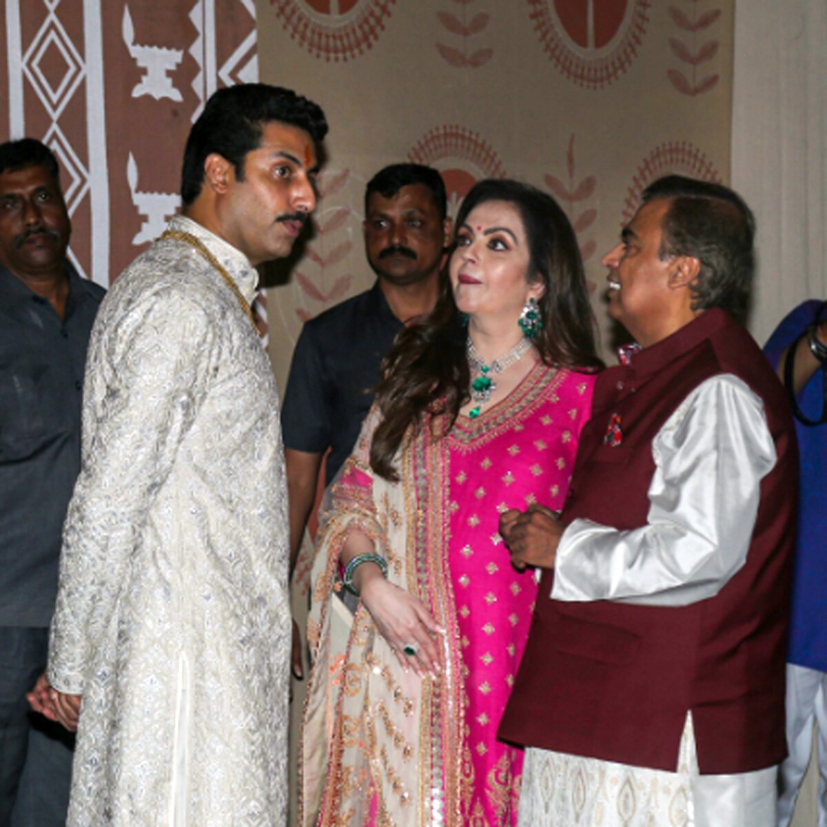 मुकेश अंबानी के परिवार संग अभिषेक