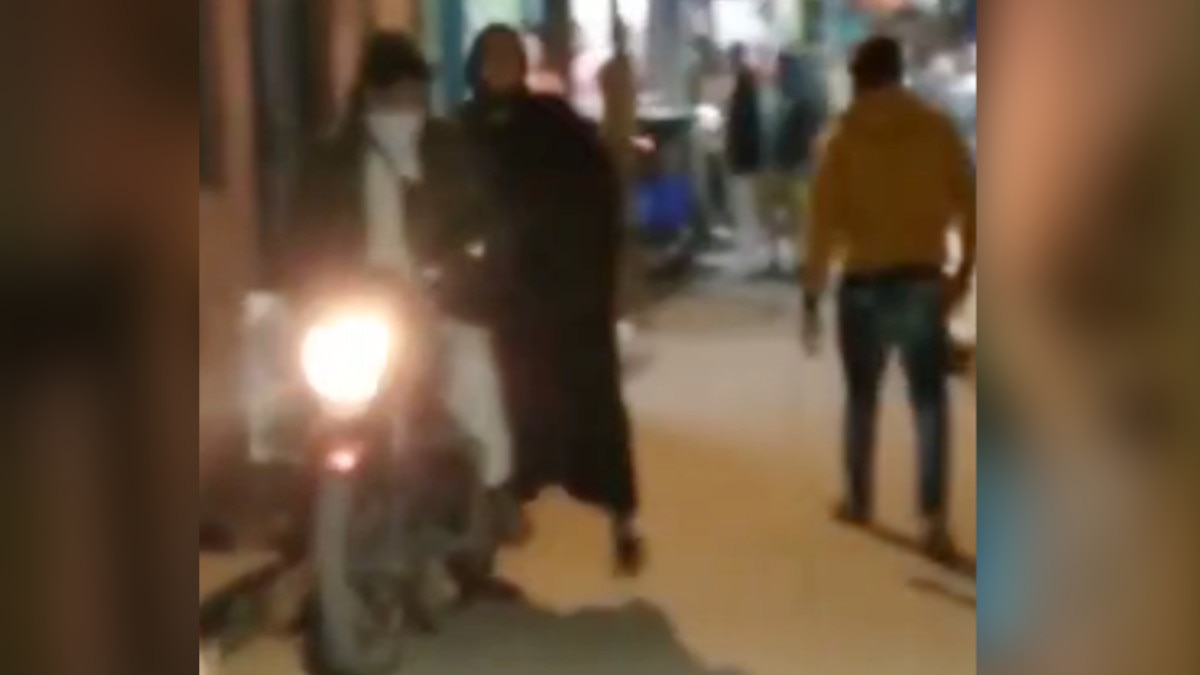 बुर्के में फायरिंग करती नजर आई लेडी, खुद को बता रही थी गैंगस्‍टर की बहन 