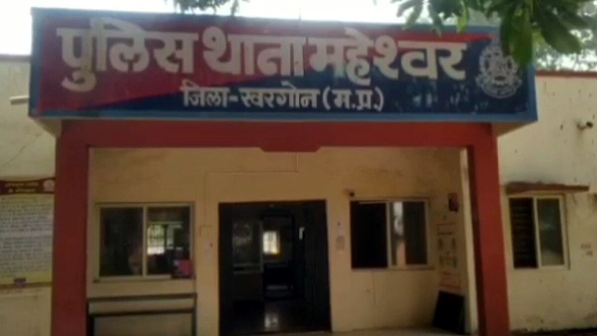 डायन की शंका में मां को मारा, हत्या के बाद चाकू लेकर बैठा रहा था बेटा.