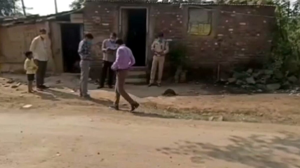 डायन की शंका में मां को मारा, हत्या के बाद चाकू लेकर बैठा रहा था बेटा.