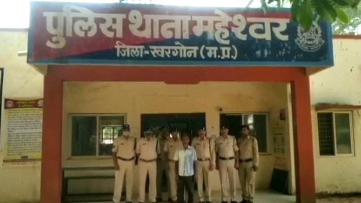 डायन की शंका में मां को मारा, हत्या के बाद चाकू लेकर बैठा रहा था बेटा.