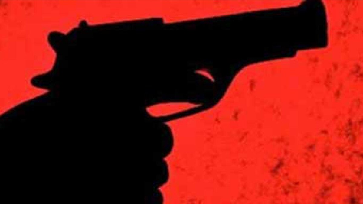 पुरानी रंजिश में बाप-बेटे की गोलियों से भूना