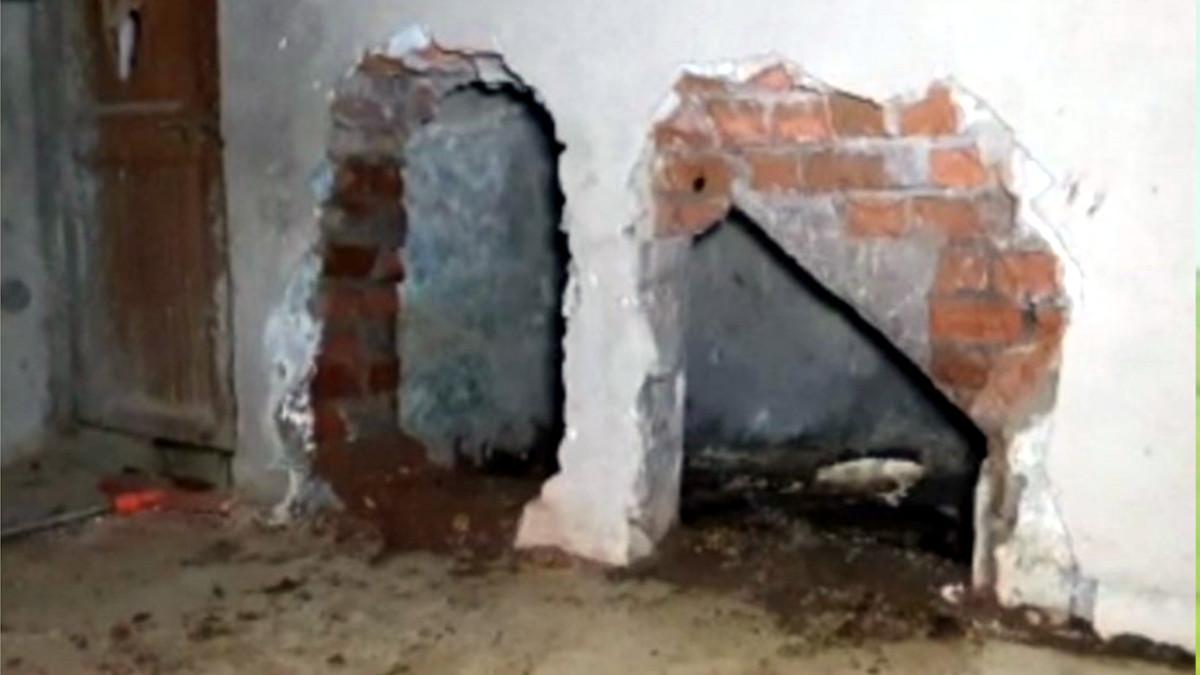 दीवार में च‍िना हुआ था शव.