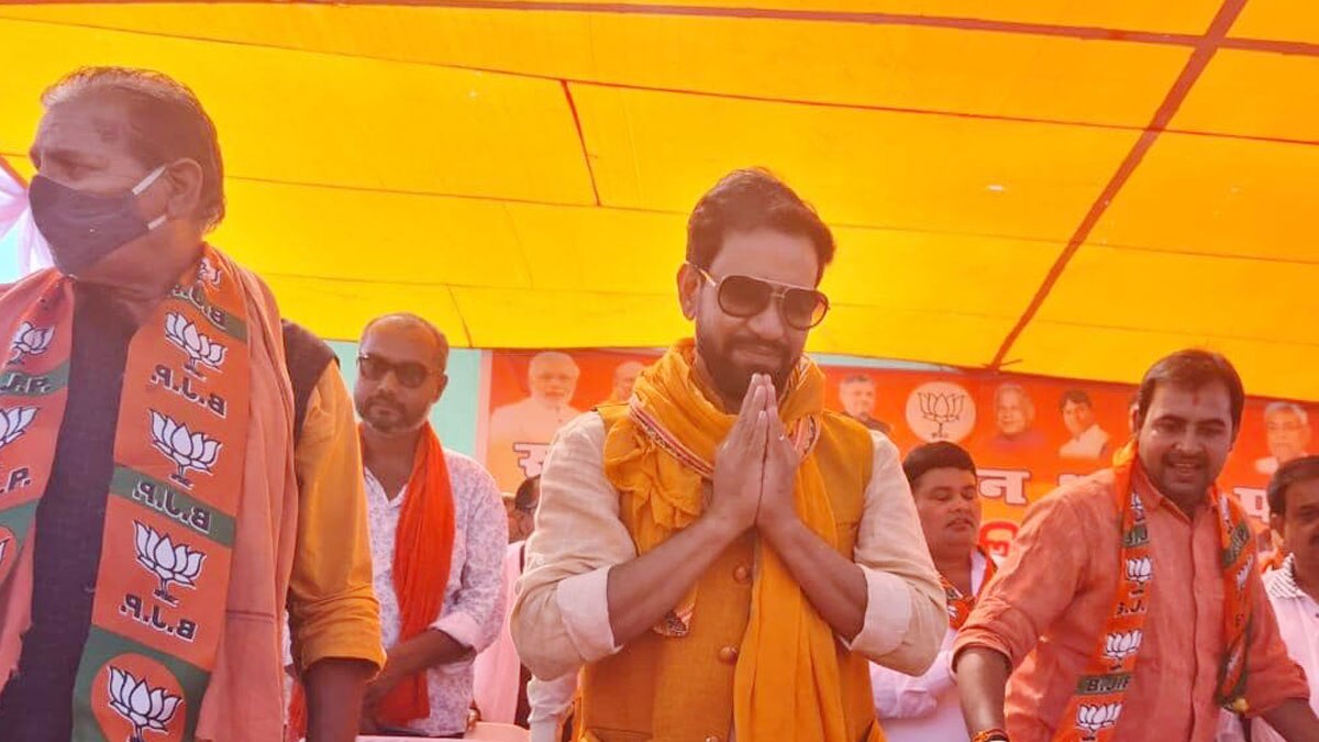 दिनेश लाल यादव न‍िरहुआ को देखने उमड़ी भीड़ के दबाब से पंडाल ही धराशाई हो गया (फोटो आजतक)