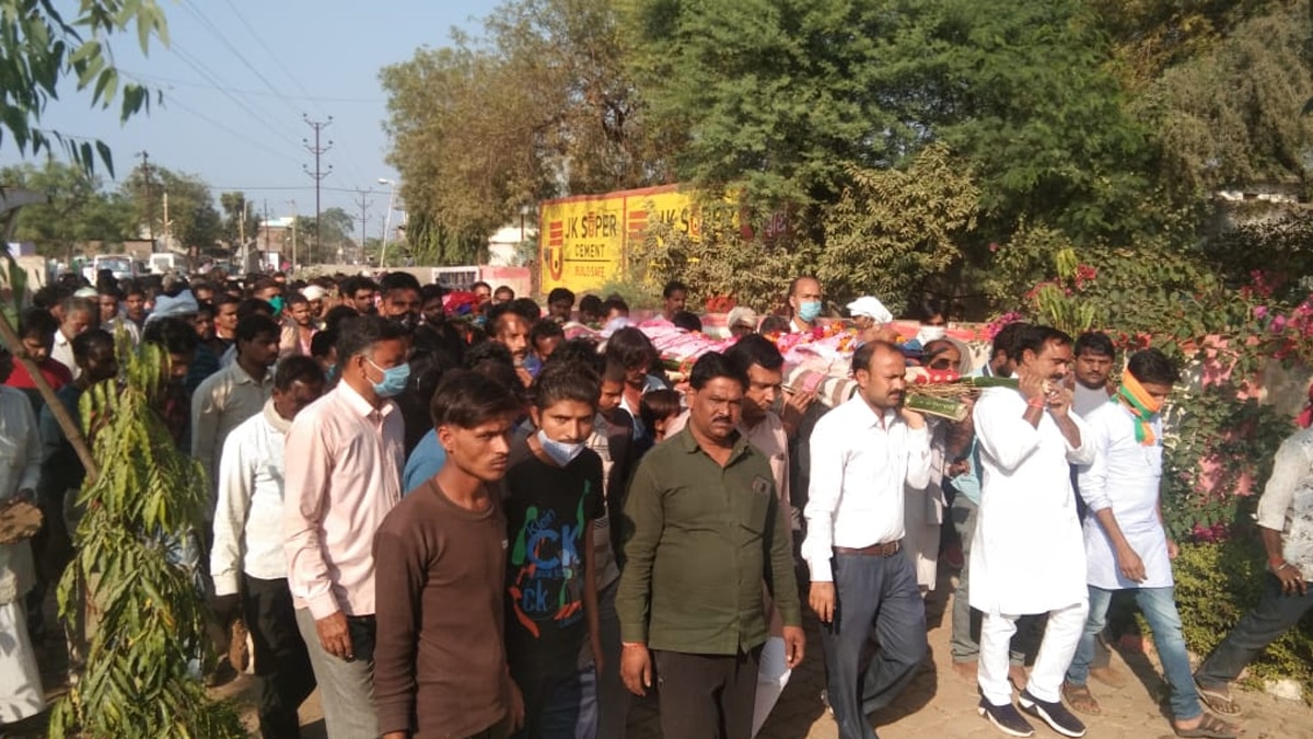 वृद्धा की नजरें थी कमजोर.