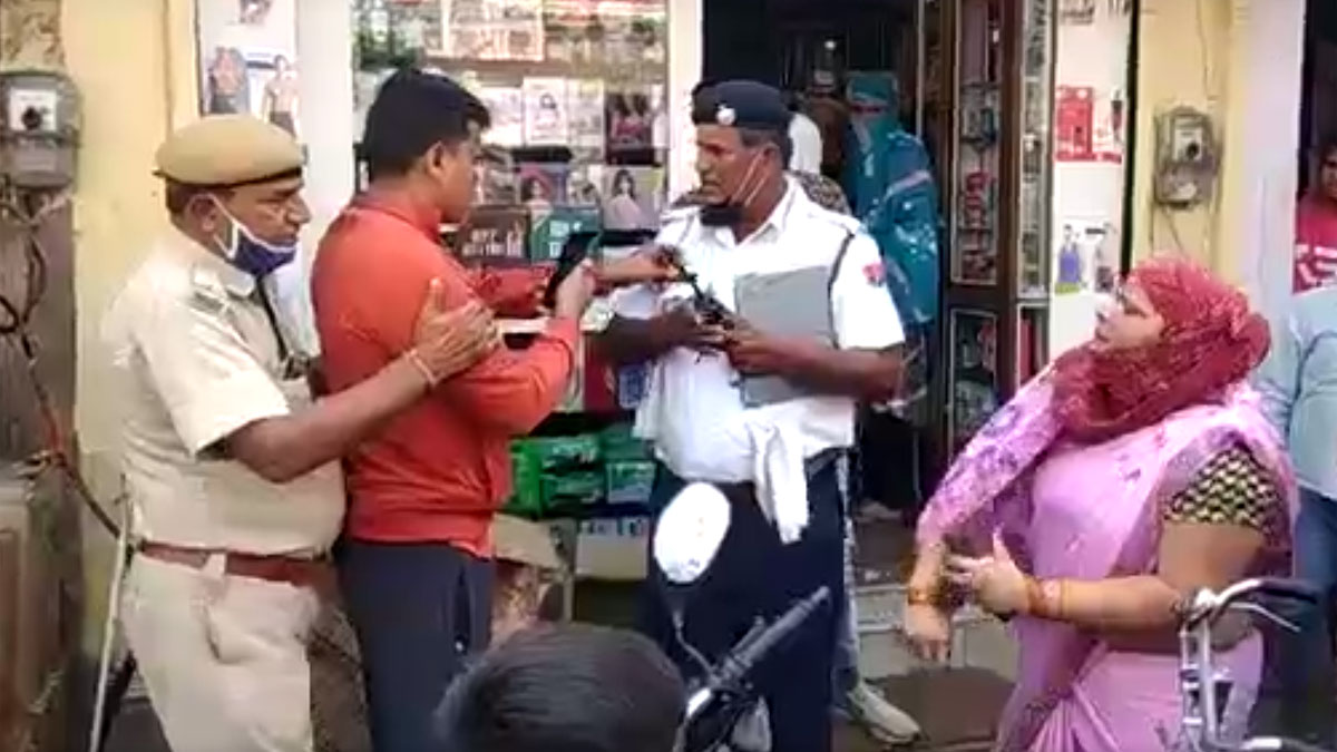 महिला ने ट्रैफिक पुलिसकर्मी का मोबाइल तोड़ा (फोटो आजतक) महिला ने ट्रैफिक पुलिसकर्मी का मोबाइल तोड़ा (फोटो आजतक)