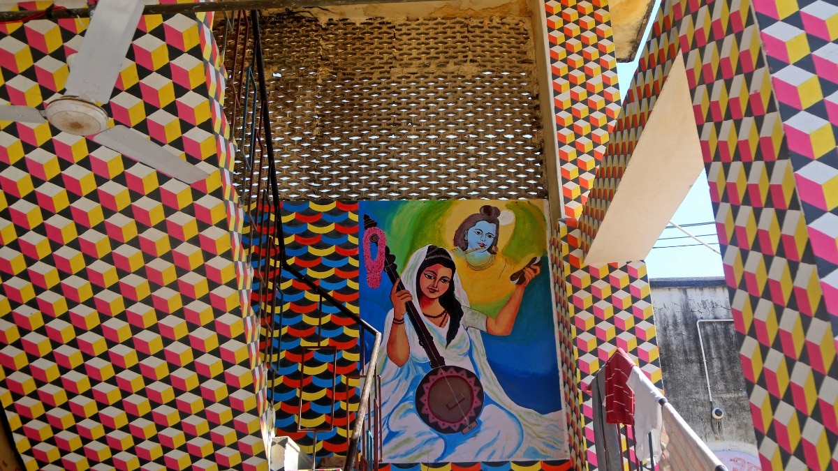  सैकड़ों पेंटिंग से सजी जेल की दीवारें.