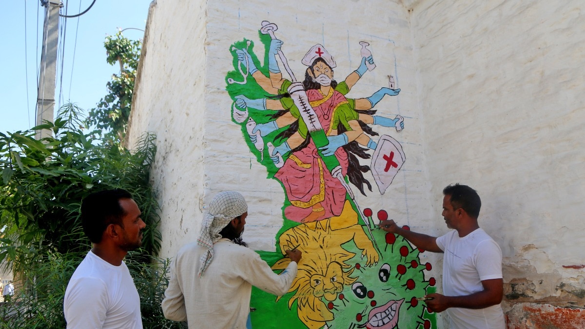 सैकड़ों पेंटिंग से सजी जेल की दीवारें.