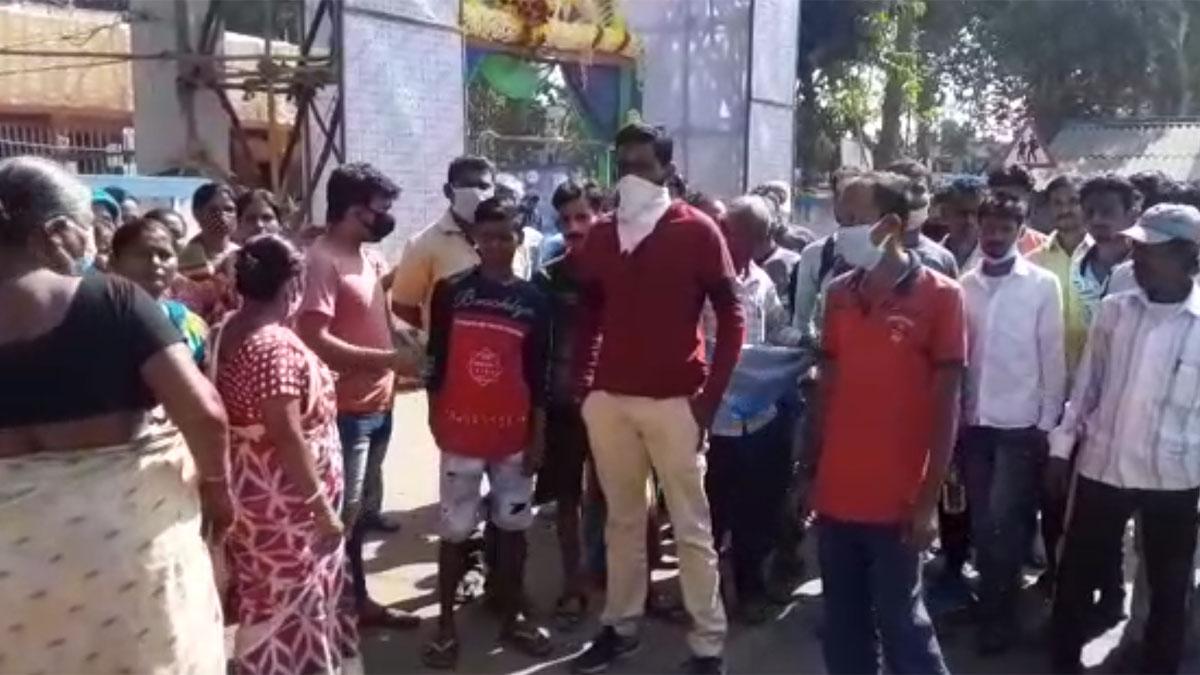 काली पूजा में खिचड़ी खाने के दौरान मारपीट (फोटो आजतक)