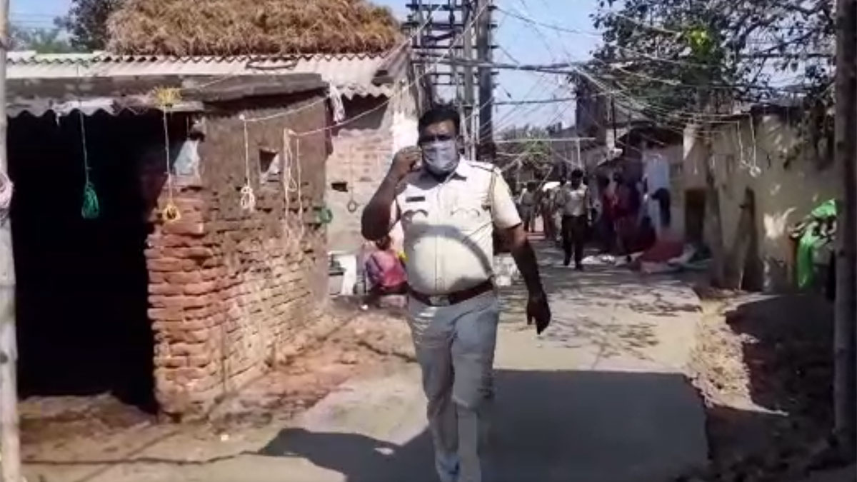 काली पूजा में खिचड़ी खाने के दौरान मारपीट (फोटो आजतक)