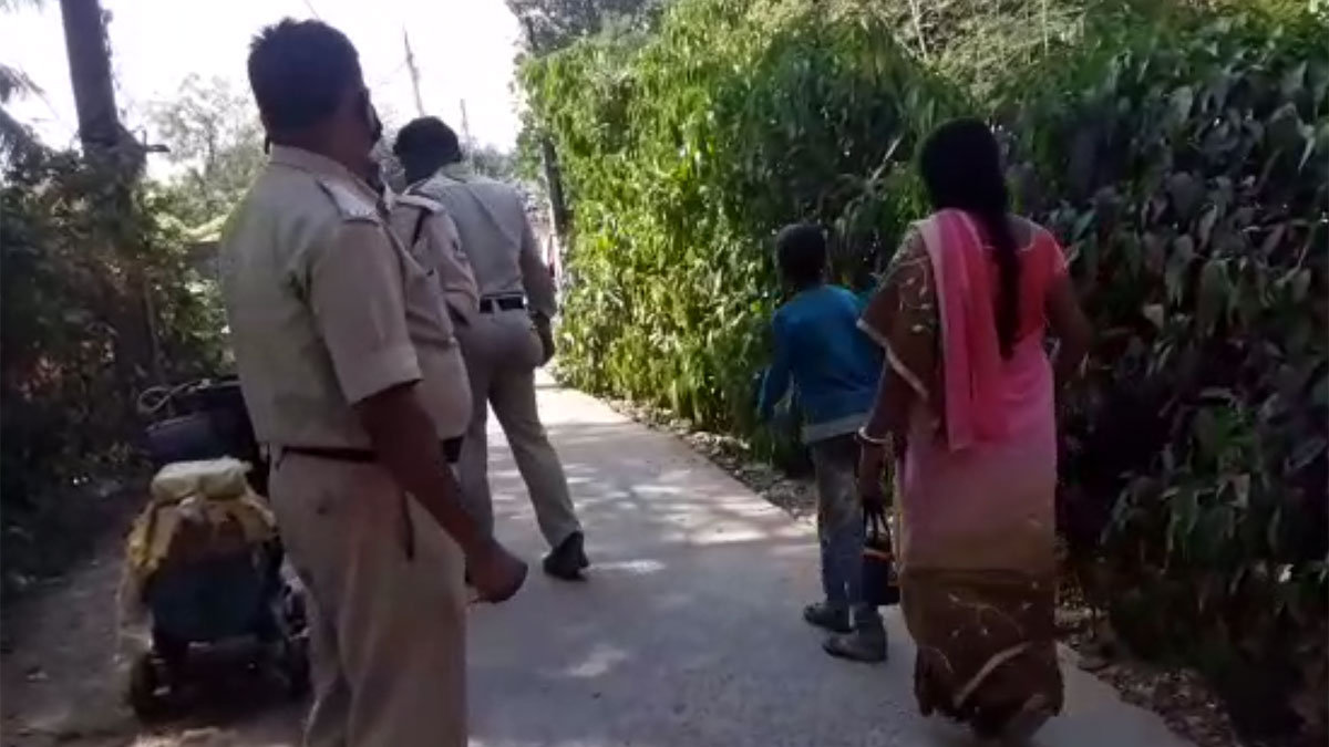 काली पूजा में खिचड़ी खाने के दौरान मारपीट (फोटो आजतक)