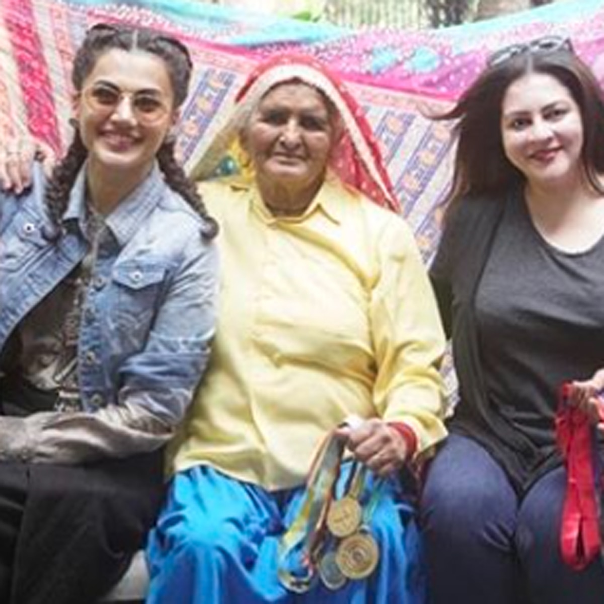 सांड की आंख की कास्ट के साथ निधि