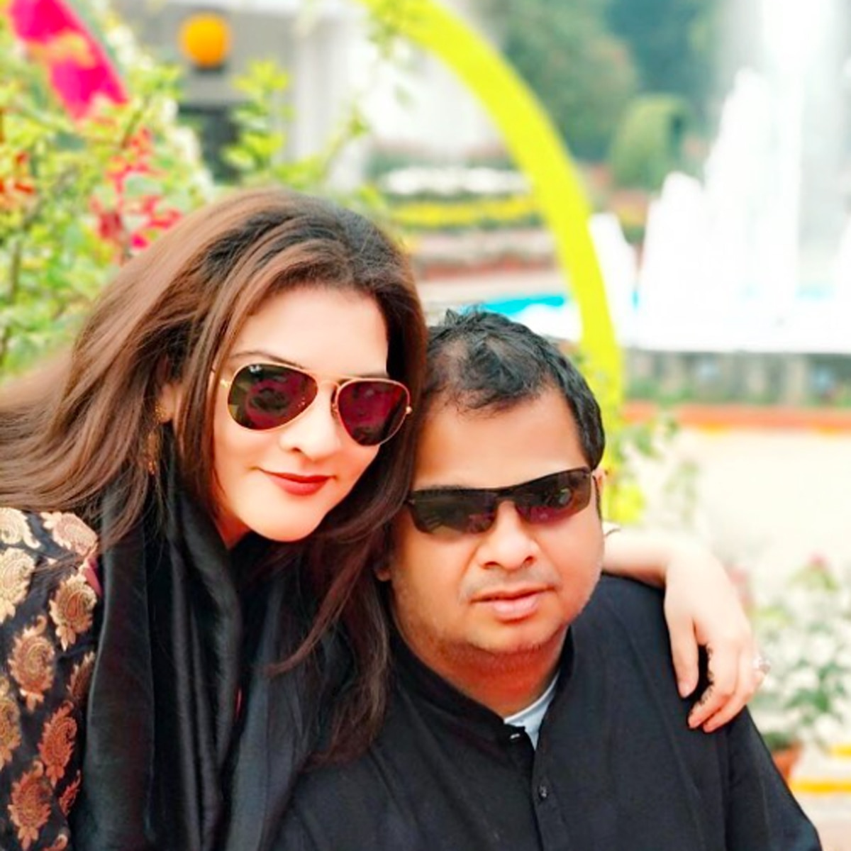 निधि परमार हीरनंदानी अपने पति के साथ