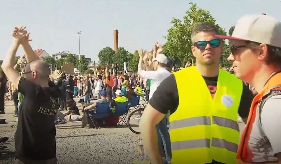 लॉकडाउन से भड़के इंग्लैंड