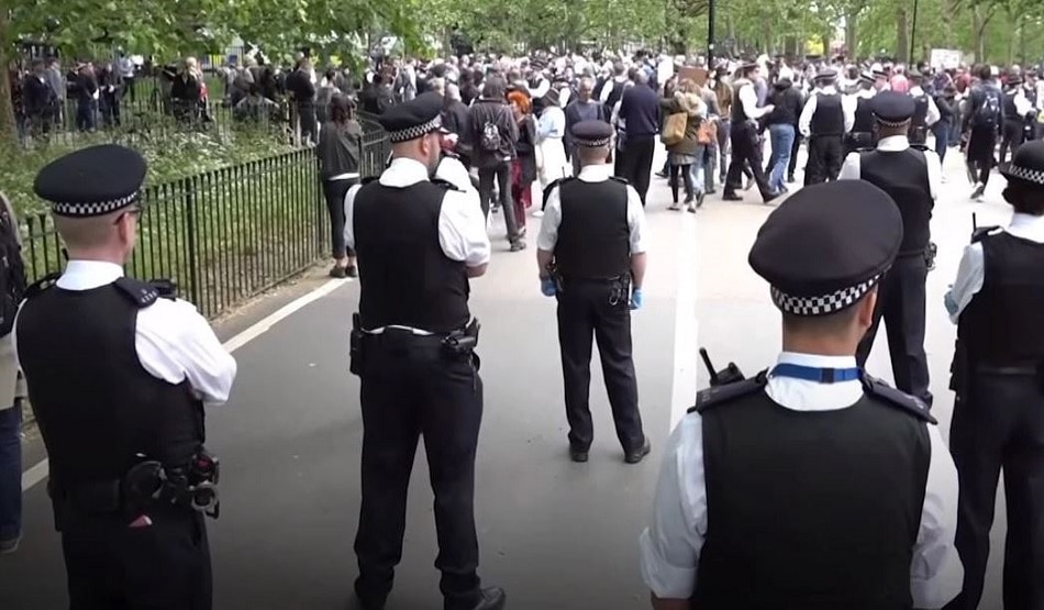 लॉकडाउन से भड़के इंग्लैंड