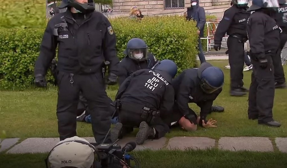 लॉकडाउन से भड़के इंग्लैंड