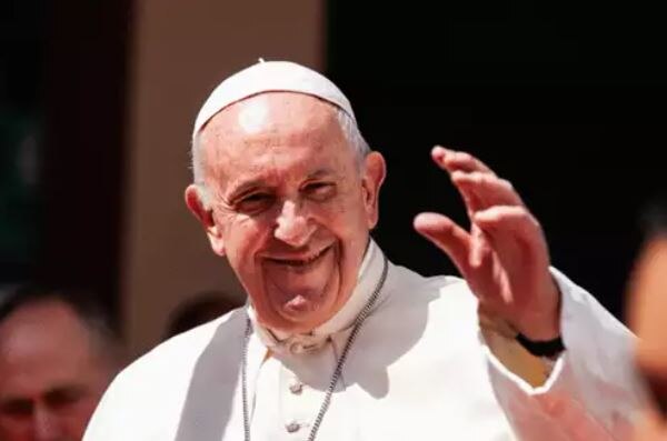 मॉडल की तस्वीर को पोप फ्रांसिस ने किया लाइक