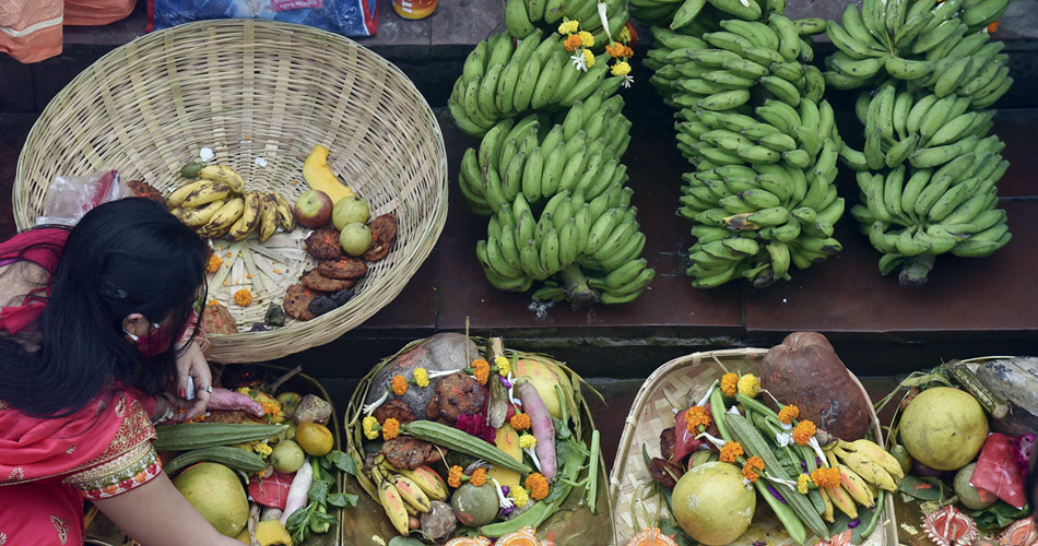 ठेकुए और फलों से सजे सूप 