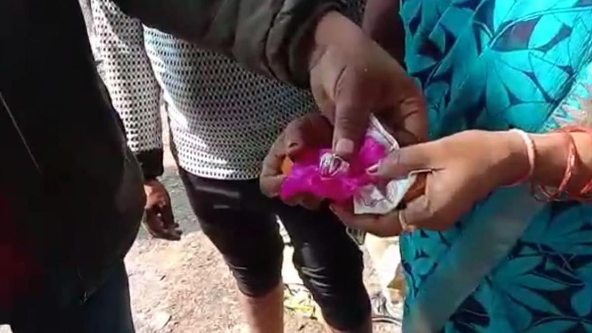 हनों वाला पर्स कचरा वैन में डाला