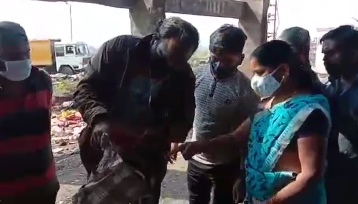 गहनों वाला पर्स कचरा वैन में डाला