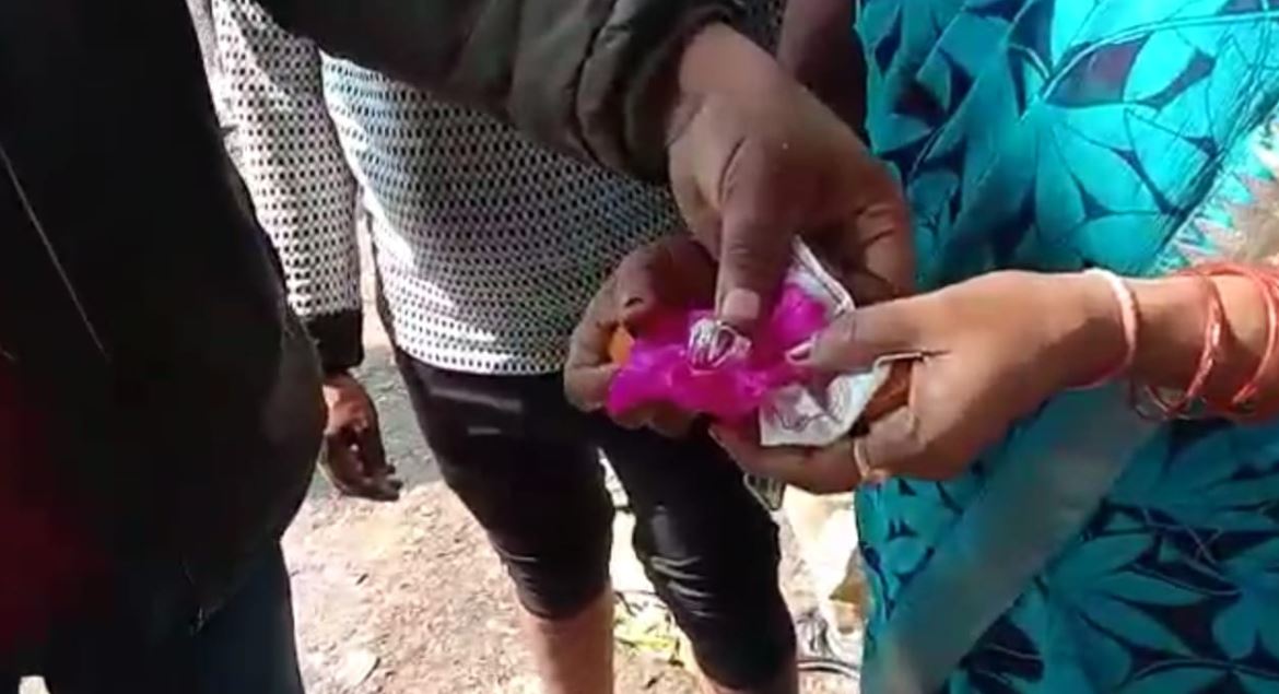 गहनों वाला पर्स कचरा वैन में डाला