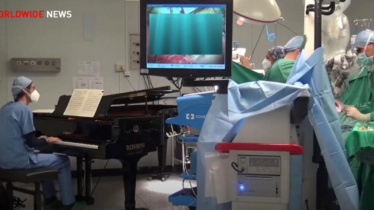 पियानों की संगीत ने हर लिया बच्चे का दर्द