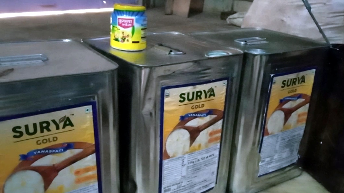 सेंट डालकर नकली घी बनाने वाली फैक्ट्री का भंडाफोड़, असली कंपनी के रैपर का इस्तेमाल. सेंट डालकर नकली घी बनाने वाली फैक्ट्री का भंडाफोड़, असली कंपनी के रैपर का इस्तेमाल.