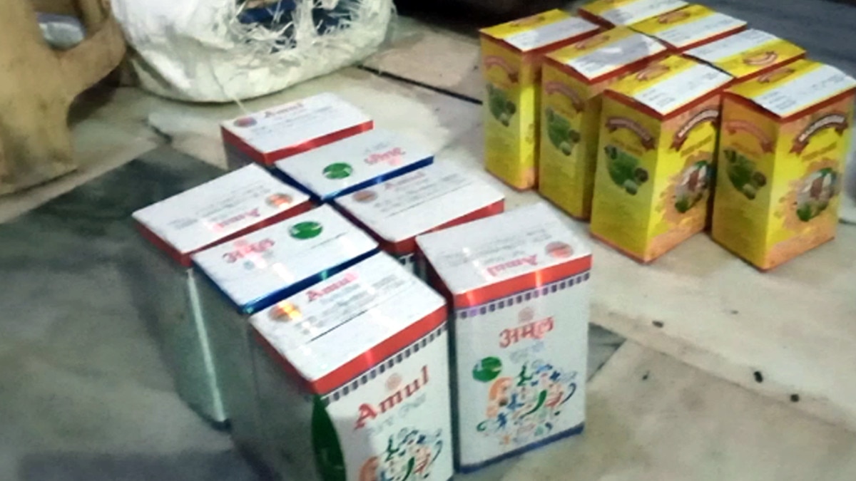 सेंट डालकर नकली घी बनाने वाली फैक्ट्री का भंडाफोड़, असली कंपनी के रैपर का इस्तेमाल. सेंट डालकर नकली घी बनाने वाली फैक्ट्री का भंडाफोड़, असली कंपनी के रैपर का इस्तेमाल.