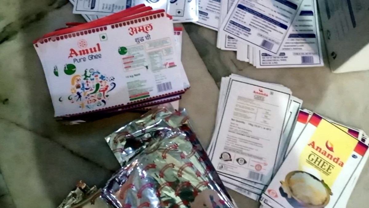 सेंट डालकर नकली घी बनाने वाली फैक्ट्री का भंडाफोड़, असली कंपनी के रैपर का इस्तेमाल. सेंट डालकर नकली घी बनाने वाली फैक्ट्री का भंडाफोड़, असली कंपनी के रैपर का इस्तेमाल.