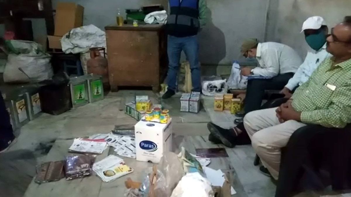 सेंट डालकर नकली घी बनाने वाली फैक्ट्री का भंडाफोड़, असली कंपनी के रैपर का इस्तेमाल. सेंट डालकर नकली घी बनाने वाली फैक्ट्री का भंडाफोड़, असली कंपनी के रैपर का इस्तेमाल.