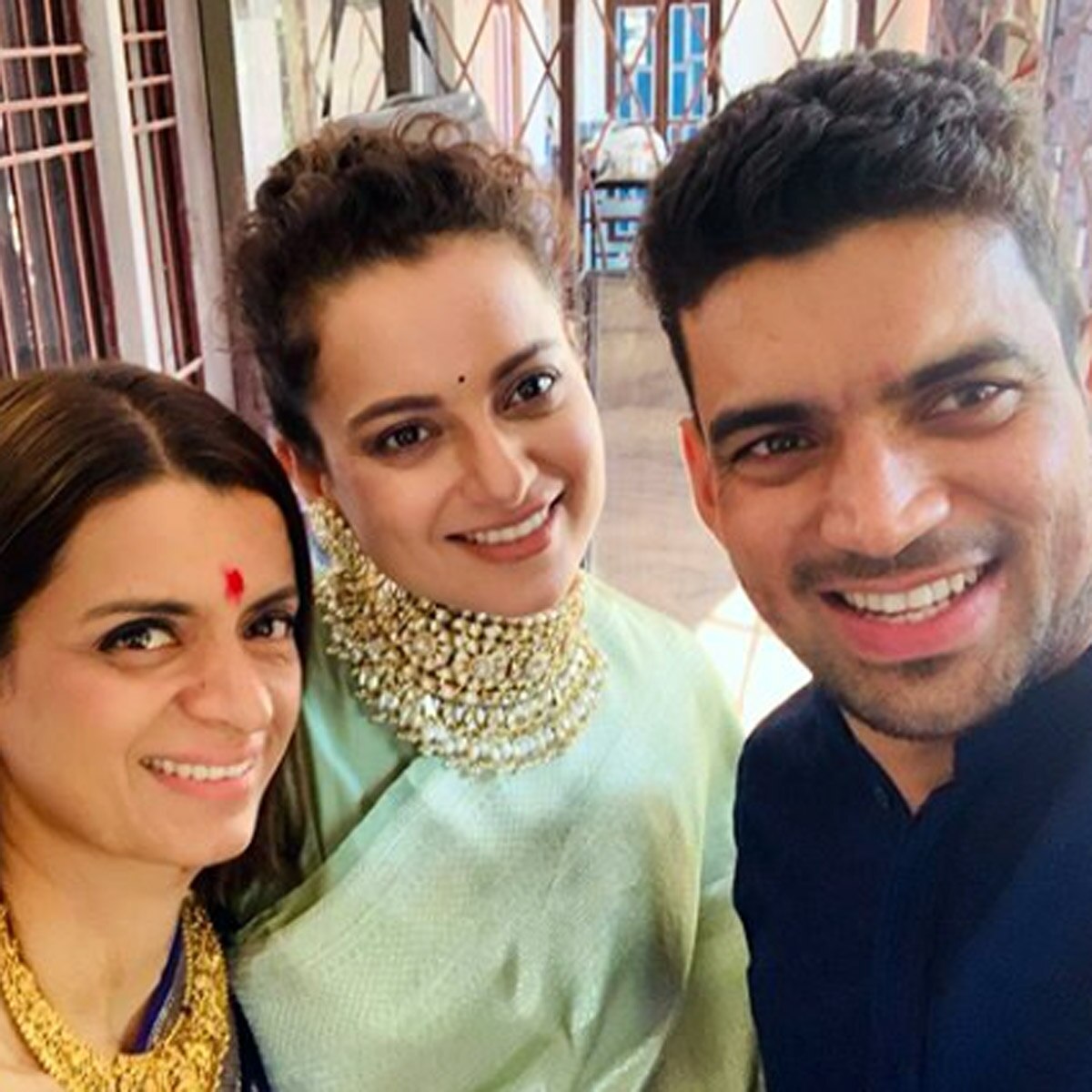 कंगना संग उनका छोटा भाई