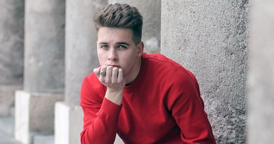 लाल कपड़े पहनने वाले