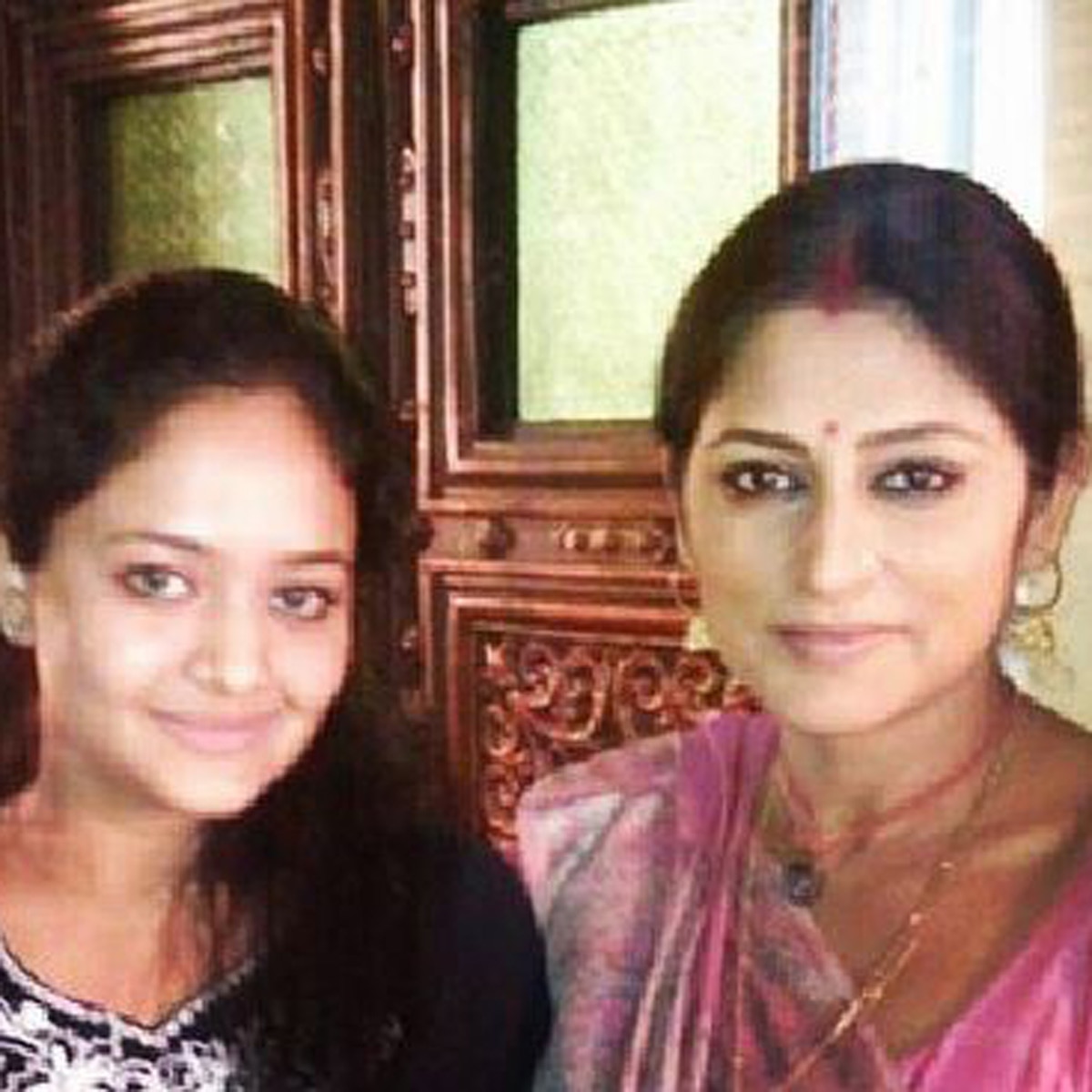 रूपा गांगुली को-स्टार के साथ 