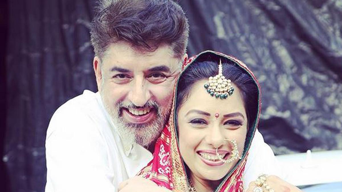 पति संग रुपाली