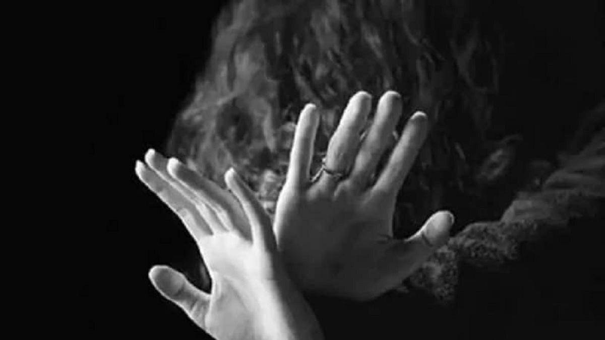 पति को ब्लैकमेल करती थी पत्नी