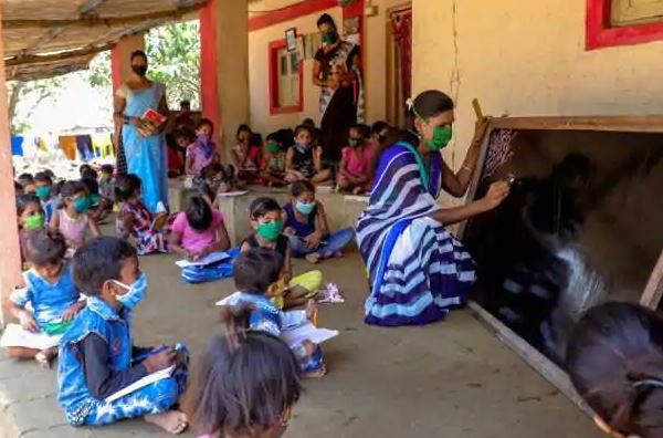  स्कूल बैग जो क्लासरूम में बन जाएगा डेस्क