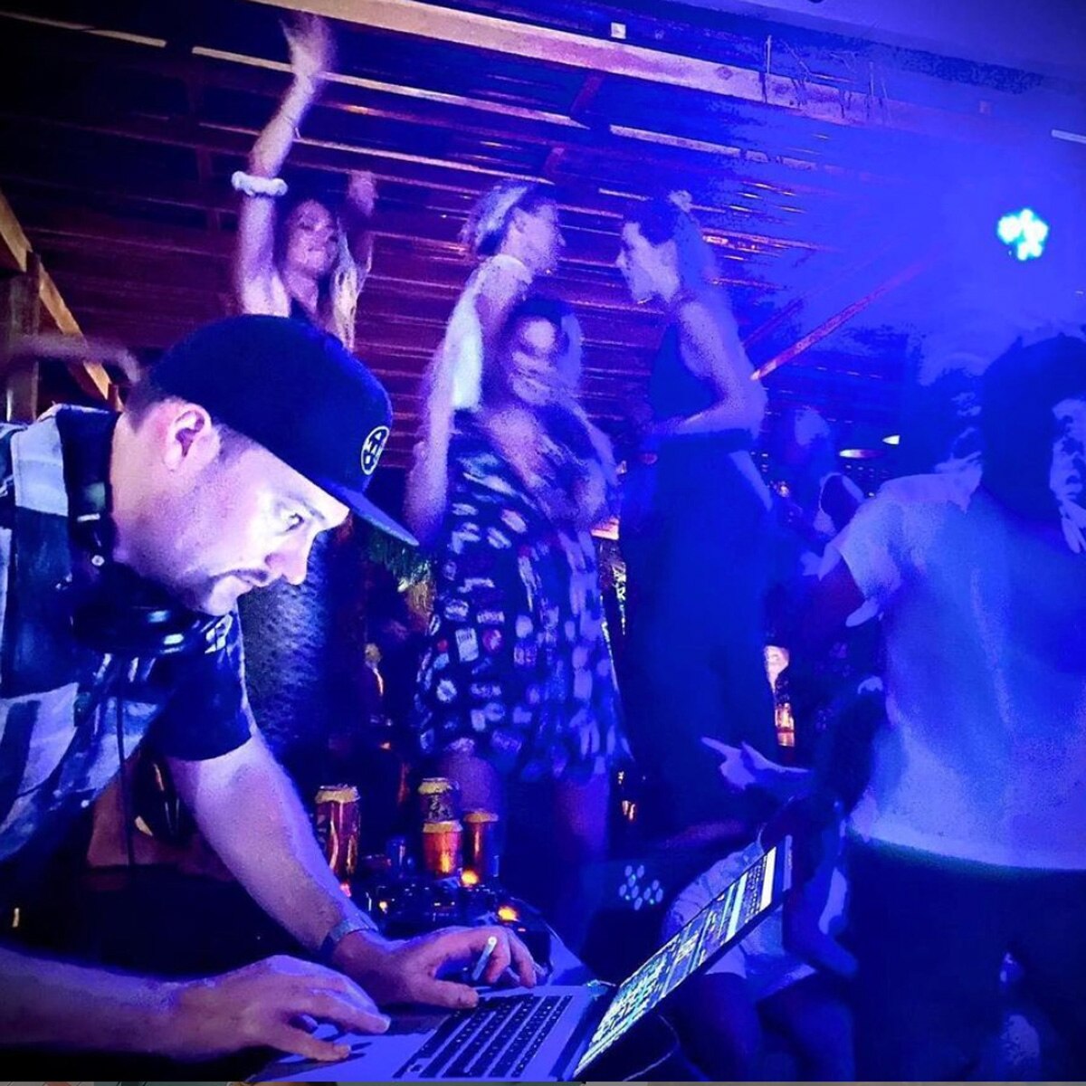 फोटो क्रेडिट- Rob Lewis_elitebandwagon