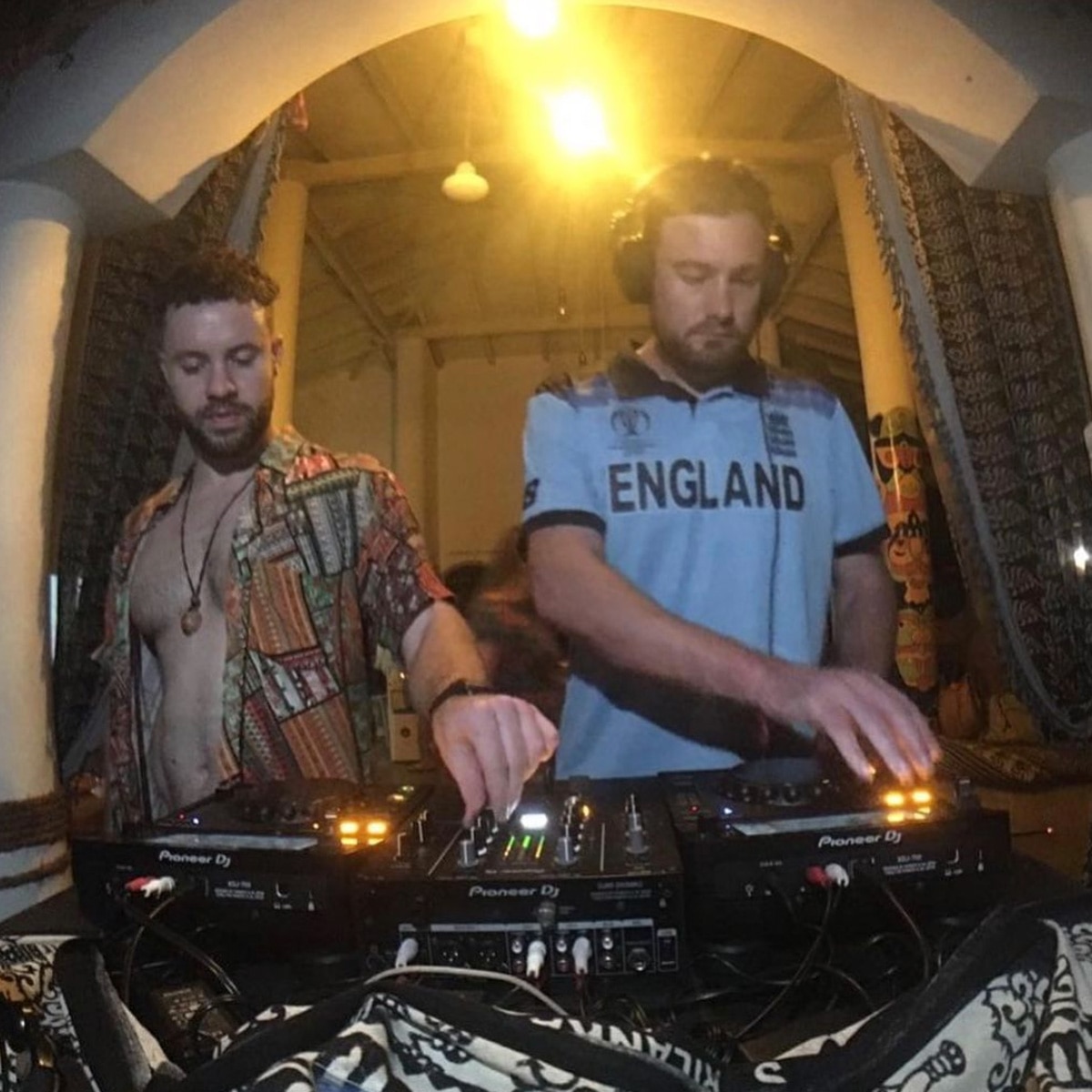 फोटो क्रेडिट- Rob Lewis_elitebandwagon