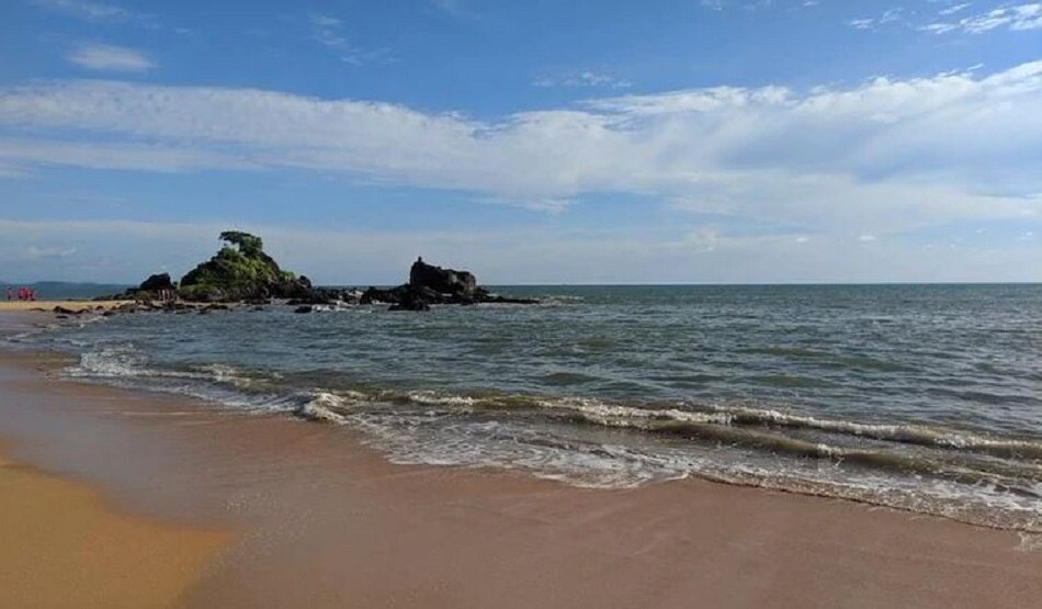 बीच पर 'लाश' देखकर बुरी तरह डरी महिला