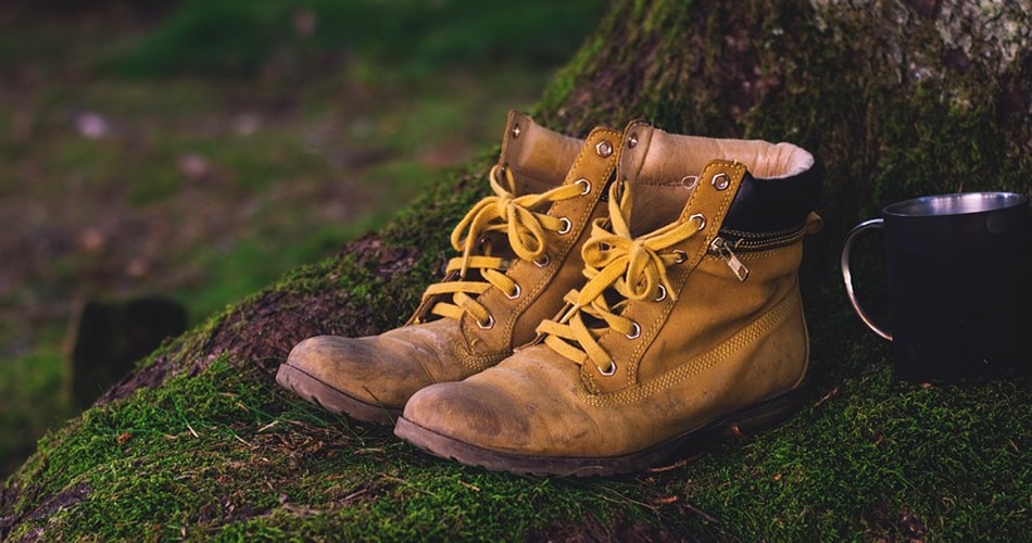 फटे जूते-चप्पल